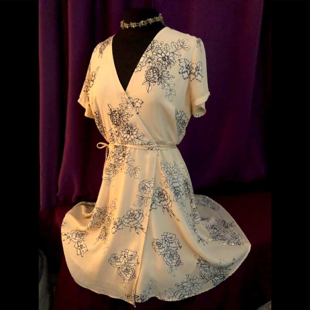 Beautiful wrap dress 4-6 New without tags!